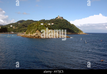 Vue panoramique de l'île Santa Clara en plein milieu de la Bahia de la Concha Donostia San Sebastian Pays Basque Espagne España Europe Banque D'Images