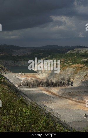 Le dynamitage du minerai d'or à ciel ouvert de roches dans une mine de surface, juste avant la tempête tropicale, au Ghana l'Afrique de l'Ouest Banque D'Images