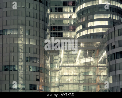 Immeuble de bureaux en nuit, Paris, France. Banque D'Images