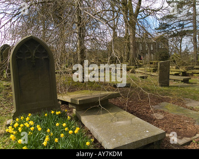 Bronte Parsonage Museum vu de l'église cimetière au printemps de jonquilles en premier plan Banque D'Images