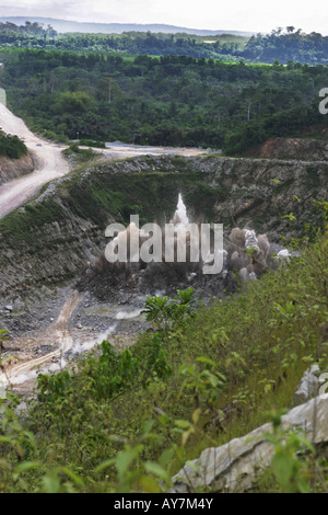 Le dynamitage du minerai d'or à ciel ouvert de roches dans une mine de surface, le Ghana l'Afrique de l'Ouest Banque D'Images