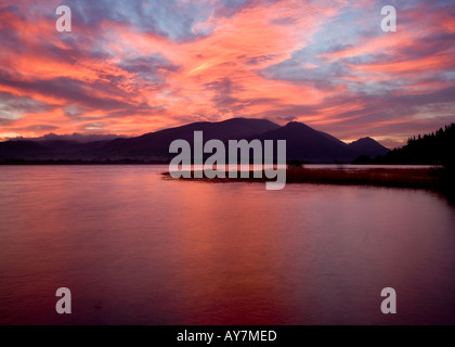 Sunrise over Bassenthwaite, Lake District, Cumbria avec Skiddaw, Ullock Pike et Dodd qui se profile à l'arrière-plan. Banque D'Images