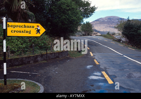 Leprechaun crossing panneau par ladies view County Kerry ireland Banque D'Images