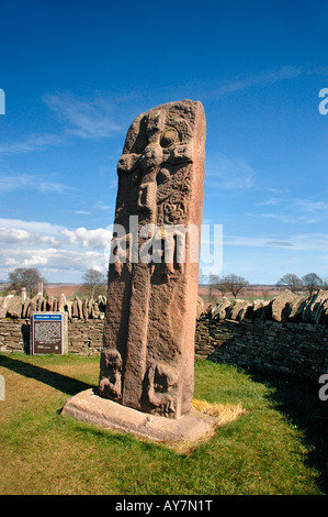 L'un des 3 dalles croix à Aberlemno - souvent désigné comme le deuil des Anges' - situé sur le côté de la route. Banque D'Images