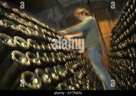 Man de bouteilles en champane pupitres Barcelone Catalogne Espagne Banque D'Images