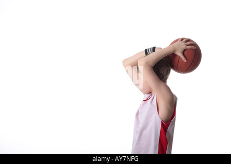 Un garçon de 10 ans se concentrer avant un tir de basket-ball Banque D'Images