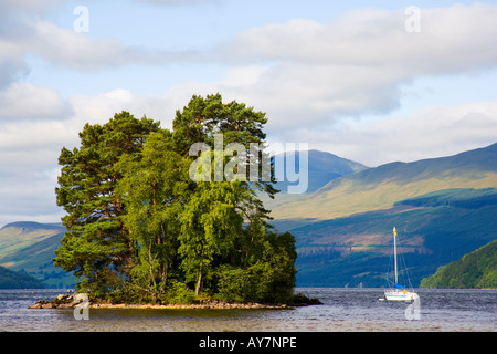 Vue sur l'île de Spar sur Loch Tay près de Kenmore dans le Perthshire en Ecosse Banque D'Images