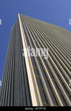 Immeuble de bureaux imposants coup de point de vue basse à la recherche vers le haut Banque D'Images
