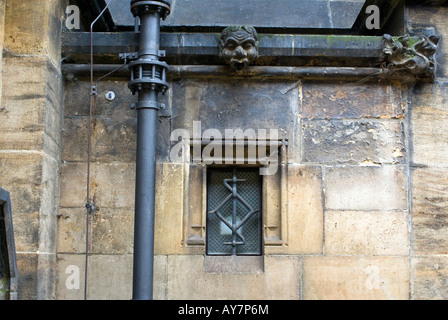 Vue de détail d'une fenêtre avec une gouttière sculpté d'écoulement. La Cathédrale St Vitus, Prague, République Tchèque Banque D'Images