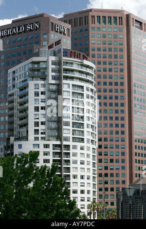 Southbank tower blocks à côté de la rivière Yarra Melbourne Australie Victoria Banque D'Images