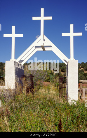 Cette magnifique porte d'un vieux cimetière et négligées, envahie par la peuvent être trouvés à Tres Ritos, Nouveau Mexique. Banque D'Images