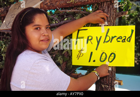 Une fille apache Mescalero posts le prix du pain amérindien fry indiens Mescalero, dans le Nouveau Mexique. Banque D'Images