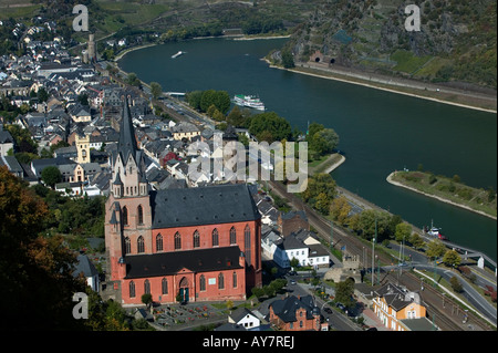 Oberwesel Liebfrauenkirche Look du château Schoenburg au bord du Rhin en Allemagne Banque D'Images