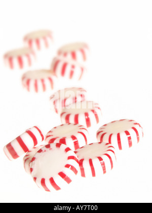 Le rouge et blanc à rayures peppermint candies. Banque D'Images