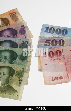 Ren chinois Bi Hommes et Taiwan Dollar Notes sur fond blanc en Studio Banque D'Images