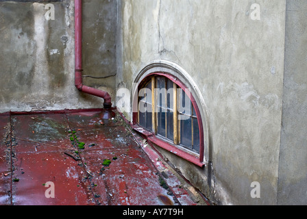 Voir de vieux bâtiment avec toit en métal rouge et fenêtre cintrée, Petit Quartier, Prague, République Tchèque Banque D'Images