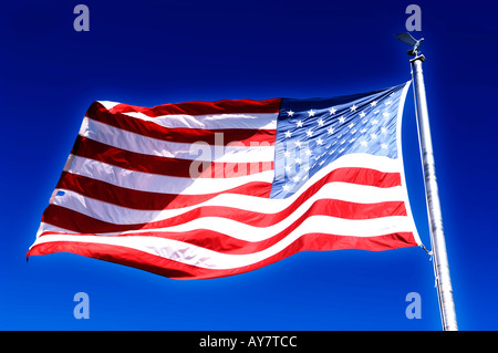 Le drapeau américain sur une belle journée ensoleillée contre un ciel bleu Banque D'Images