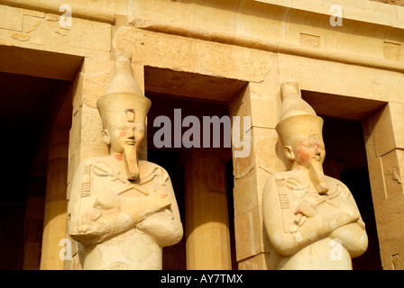 Le temple funéraire de la reine Hatshepsout en Egypte avec portrait des statues de la Reine Banque D'Images