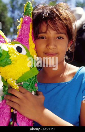 MR 553E Hispanic girl Amanda Sanchez remporte le prix-remplie, à la pinata Pinata Fest en maïs Poe Park, Roswell, Nouveau Mexique. Banque D'Images