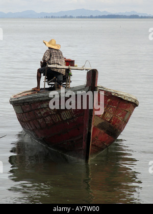Chapeau de paille traditionnel de pêcheur en bateau longtail Sukorn island Thaïlande Banque D'Images