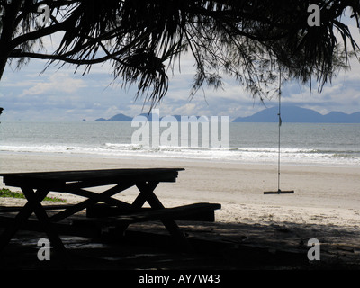 Table de pique-nique et swing sur Ao Pante Malacca sur l'île de Ko Tarutao Thaïlande Banque D'Images