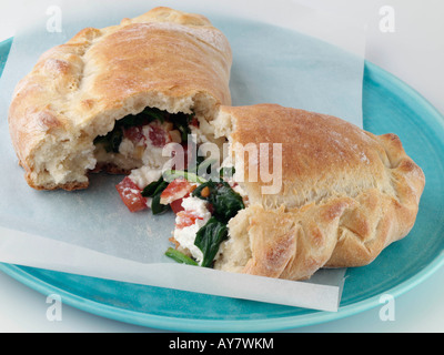 Épinards et ricotta italienne végétarienne calzone editorial food Banque D'Images