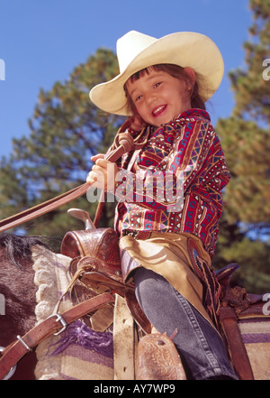 A smiling young girl rides son cheval dans le Aspenfest Parade, à Albuquerque, Nouveau Mexique. Banque D'Images