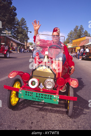 Un Shriner a beaucoup de plaisir de conduite automobile le long dans son tin lizzie, à l'Aspenfest Parade au centre-ville d'Albuquerque, Nouveau Mexique. Banque D'Images