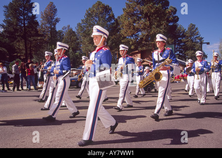 Un high school marching band framework Struts son stuff à l'assemblée annuelle au centre-ville, défilé Aspenfest Ruidoso, Nouveau Mexique. Banque D'Images