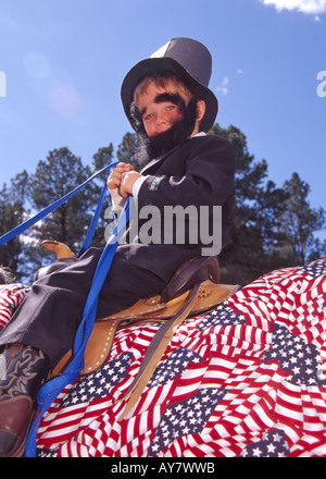 Un jeune garçon représentant Abe Lincoln randonnées avec fierté à l'Aspenfest Eaton, au centre-ville d'Albuquerque, Nouveau Mexique. Banque D'Images