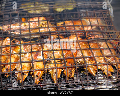 Sur les crevettes barbecue plage Varin Resort Pattaya Beach Ko Lipe Thaïlande Banque D'Images