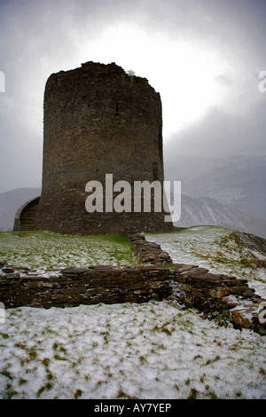 Ruines du château de Dolbadarn neige hiver Llanberis Gwynedd au nord du Pays de Galles La Grande-Bretagne UK Banque D'Images