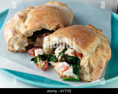 Calzone à la ricotta épinards italien nourriture végétarienne editorial Banque D'Images