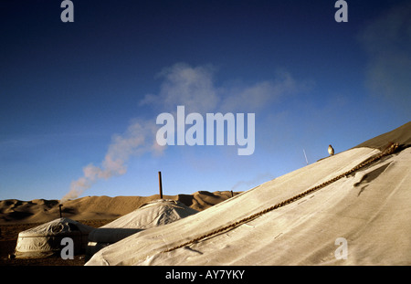 10 Oct 2006 - fumée monte de Mongolian ger tôt le matin dans le désert de Gobi de Mongolie extérieure. Banque D'Images