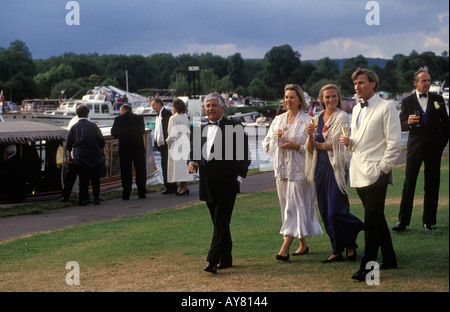 Années 1990 Royaume-Uni riche groupe de classe moyenne au Henley Music Festival, Henley on Thames Oxfordshire Angleterre 1995 HOMER SYKES Banque D'Images