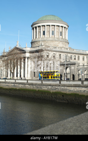 Les quatre Cours Irlande Dublin Le chanteur vu la Liffey de Merchants Quay Banque D'Images