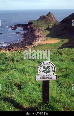 National Trust signe à la Chaussée des Géants le comté d'Antrim northewrn Irlande Royaume-Uni gb Banque D'Images