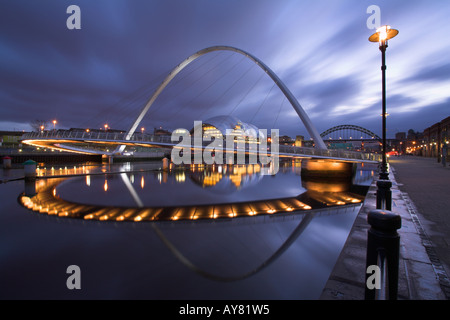 Gateshead Millennium Bridge avec le Sage à l'arrière-plan. Newcastle Upon Tyne, Angleterre. Architecte : Wilkinson Eyre Banque D'Images