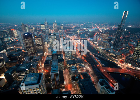 Vue aérienne de Melbourne s'allume au crépuscule, l'état de Victoria, Australie Banque D'Images