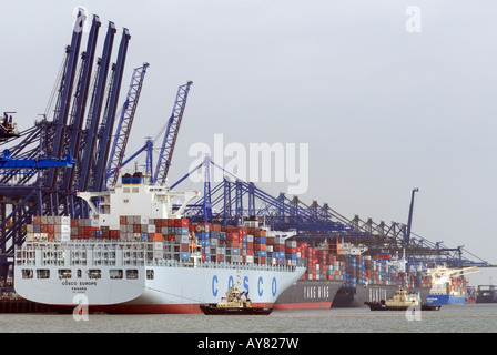 Remorqueurs tirant sur un porte-conteneurs à partir de ses amarres, Trinity Quay, Felixstowe, plus grand port de conteneurs de la Grande-Bretagne. Banque D'Images