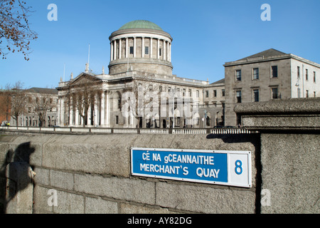 Les quatre Cours Irlande Dublin Le chanteur vu la Liffey de Merchants Quay Banque D'Images