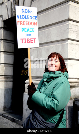 Femme pro Tibet placard à Londres au relais du flambeau olympique Banque D'Images