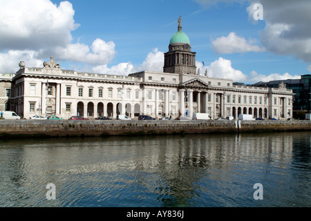 Le Custom House qui date de 1791 et la rivière Liffey Dublin Ireland Banque D'Images