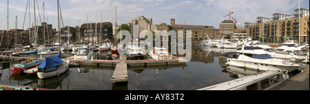 London St Katharines bateaux Dock et appartements en bassin intérieur vue panoramique Banque D'Images