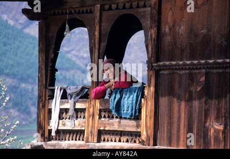 Smiling femme se détend sur son balcon à Manali, Inde du Nord Banque D'Images