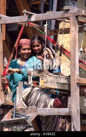 Femme et fille tisser sur porche à Manali, Inde du Nord Banque D'Images