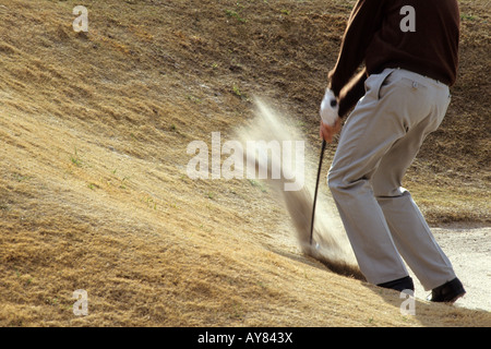 Faire sauter le golfeur de fosse de sable Banque D'Images