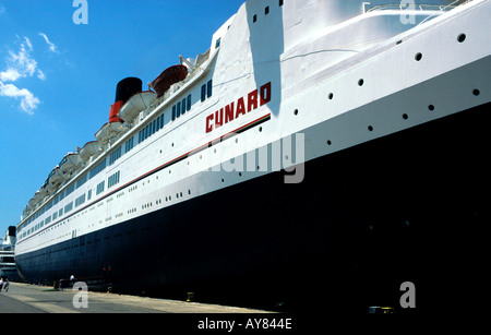 Une vue de côté de l'Atlantique trans historique bateau de croisière Queen Elizabeth II appartenant maintenant à la retraite Banque D'Images