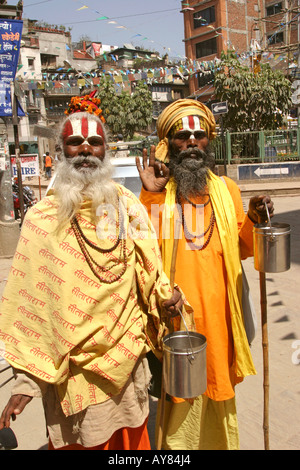 Le Népal Katmandou deux sadhus hindous fervents religieux Banque D'Images