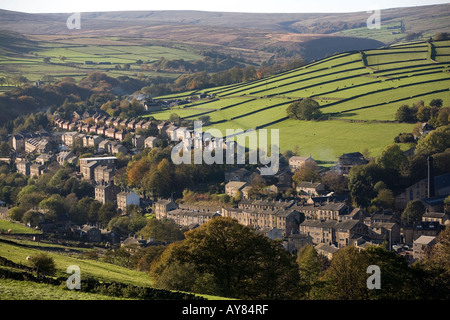 UK Yorkshire Holmbridge Maisons de village champs ci-dessous et la lande Banque D'Images